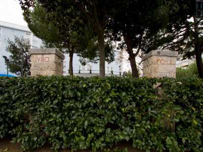 A qualche centinaio di metri dall'incrocio, alla nostra sinistra, avvistiamo due colonne. � ci� che resta di un altro edificio di Palese in cui si decisero le sorti della Seconda guerra mondiale: Villa Rosa, nella quale venne accolto il colonnello Sokolov, comandante del gruppo aeronautico sovietico